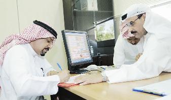 فيصل العتيبي خلال تسجيل ترشيحه