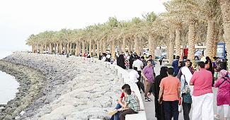 جموع من المحتفلين بالعيد على أحد الشواطئ