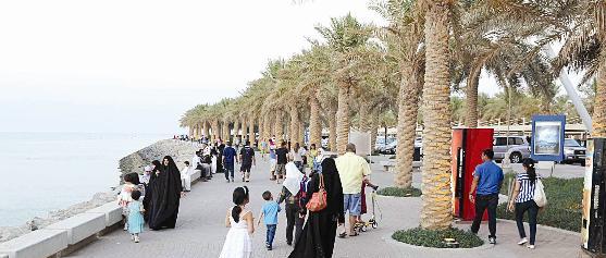 العديد من الأسر لجأت إلى الشواطئ