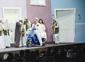 المسلم ليلة عرسه يزف باسمة حمادة على «السيكل»