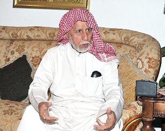 عبدالله انشاصي يستعيد ذكرياته مع «الراي»  	 (تصوير نور هنداوي)