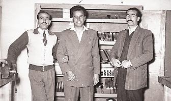 مع زميليه في مدرسة الأحمدي