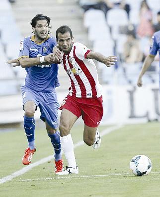 صراع قوي على الكرة بين لاعب الميريا جوسيه فيرسا ولاعب خيتافي انخيل لافيتا		 (اي بي ا)