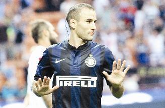 بالاسيو يحتفل بهدفه في مرمى جنوى		 	(اي بي ا)