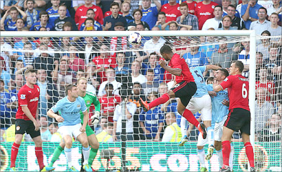 لاعب كارديف كامبل يسجل هدفاً في مرمى مانشستر سيتي (ا ب)