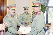 الرفاعي يقلد أحد العمداء الوسام الممنوح من سمو الأمير