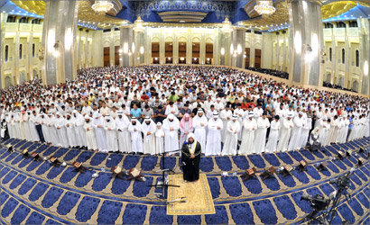 العفاسي يؤم المصلين في الليلة الخامسة (تصوير سعد هنداوي)