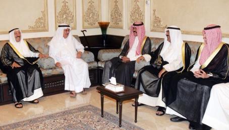 الأمير وولي العهد والشيخ مشعل الأحمد ومعهم النوري في صورة أرشيفية