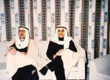 الفقيد مع رفيق الدرب جاسم الخرافي في احدى المناسبات