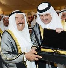 سمو الأمير يتسلم هدية «السيف» من النائب سلطان الشمري