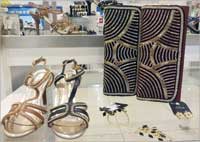 مجموعة من الأحذية والحقائب والاكسسوارات