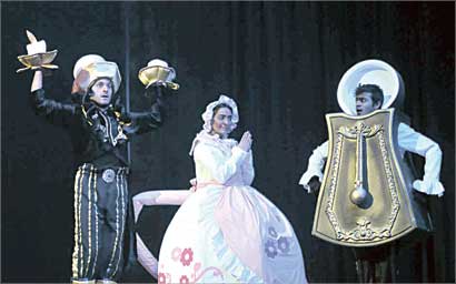 الساعة والإبريق والشمعدان