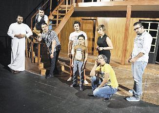 مع فريق عمل مسرحية «الدمية القاتلة»