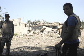 جنديان مصريان أمام مبنى المخابرات الرئيسي المدمر في رفح	 (د ب ا)