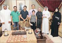 الرفاعي متوسطاً الروائي السعودي وعدداً من  أدباء الكويت