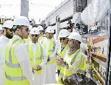 الغانم مستمعا الى شرح من احدى المهندسات عن مراحل التنفيذ