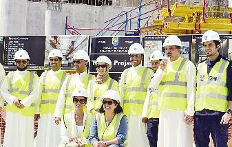 الغانم والحجرف والنواب يتوسطون القائمين على المشروع