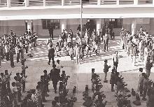 الطلاب في ساحة المدرسة حول العلم