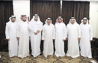 واقفاً بين الأولاد 