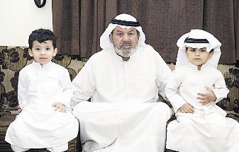 ... ومتوسطا حفيديه