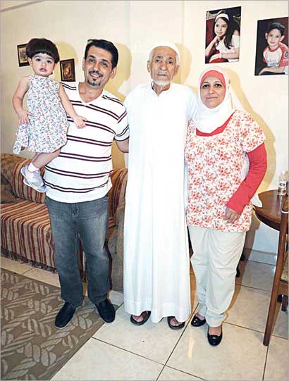  متوسطاً أسرته