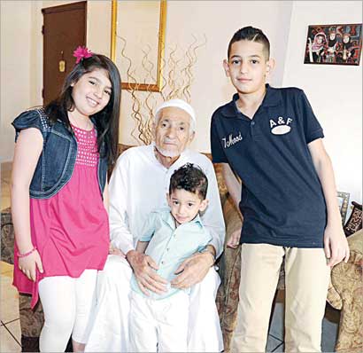  ... وجالساً مع أحفاده