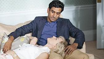 الممثل نافين أندروز (في دور خان) وناعومي واتس (في دور ديانا)