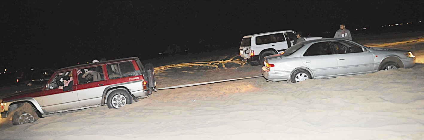 سحب احدى السيارات العالقة في الرمال