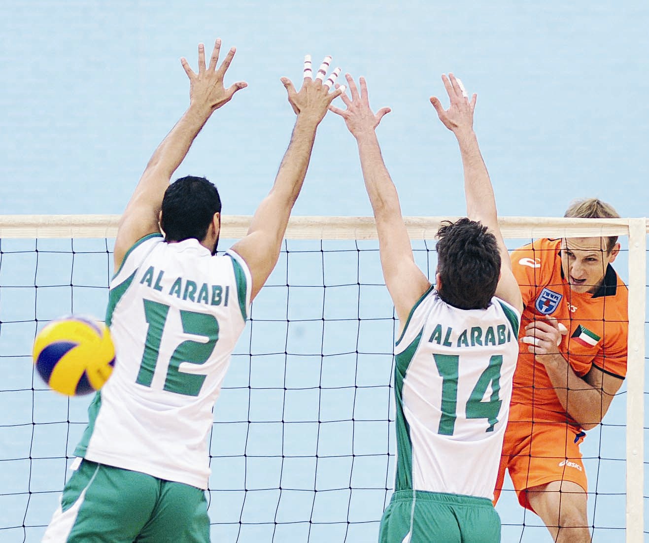 u0645u062du062au0631u0641 u0643u0627u0638u0645u0629 u0631u0648u0628u0631u062a u062au0627u0631 u064au0633u062fu062f u0628u0642u0648u0629 u0623u0645u0627u0645 u0627u0644u0639u0631u0628u064a