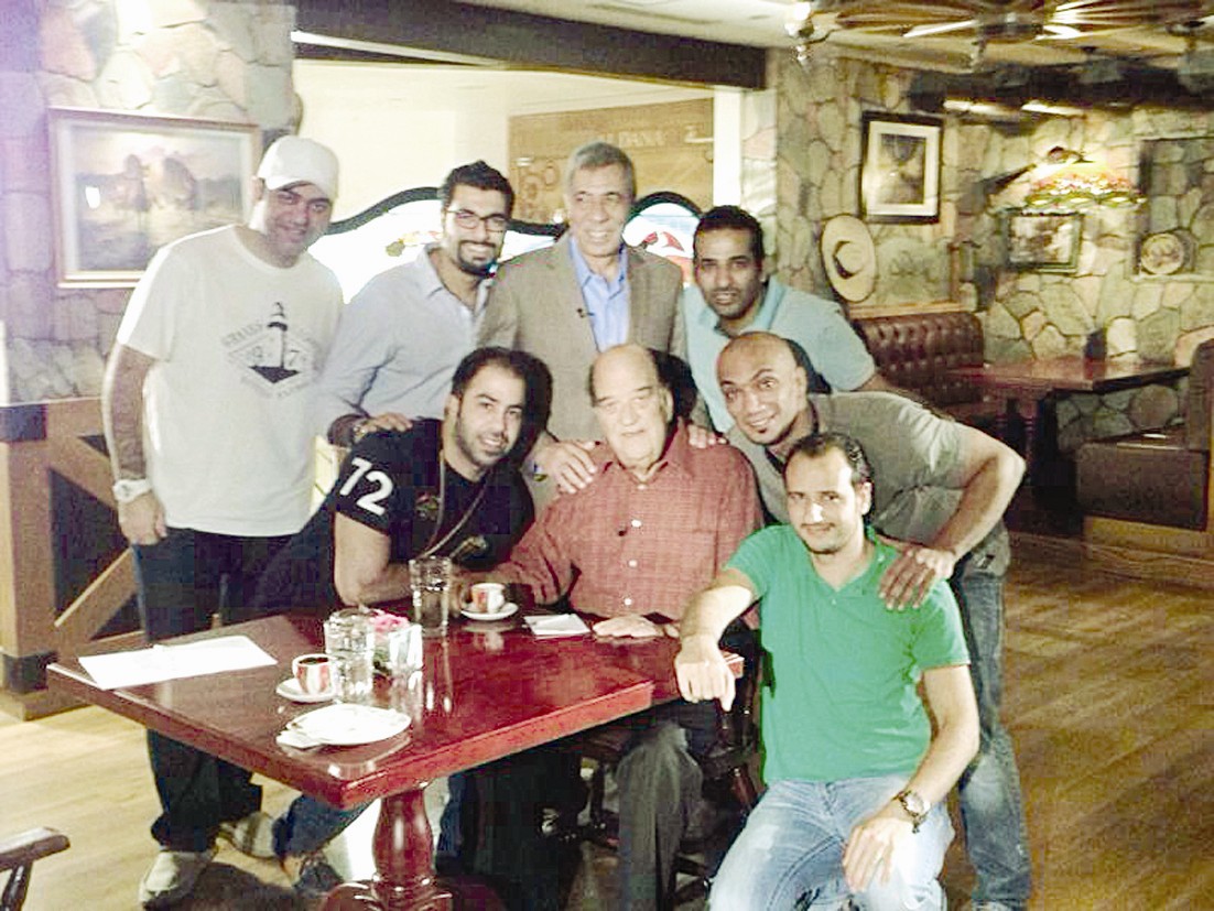 حسن حسني يتوسط فريق «سهرة الجوكر»