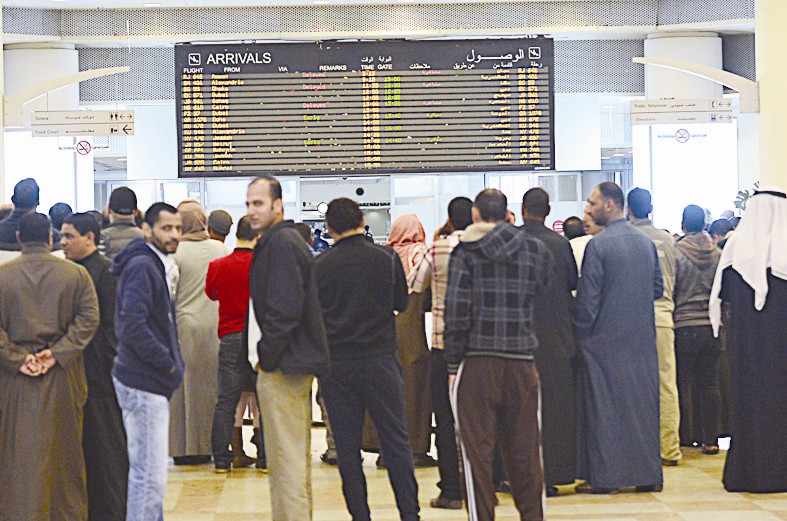 لوحة الاعلانات تبين تأخر الرحلات