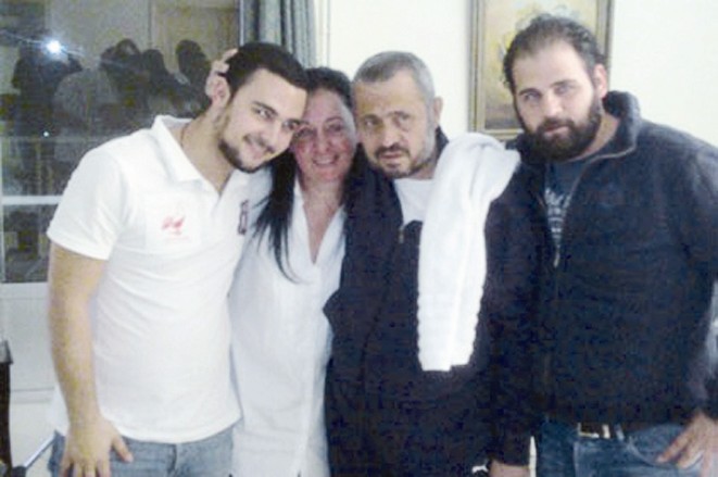 مع زوجته وأبنائه