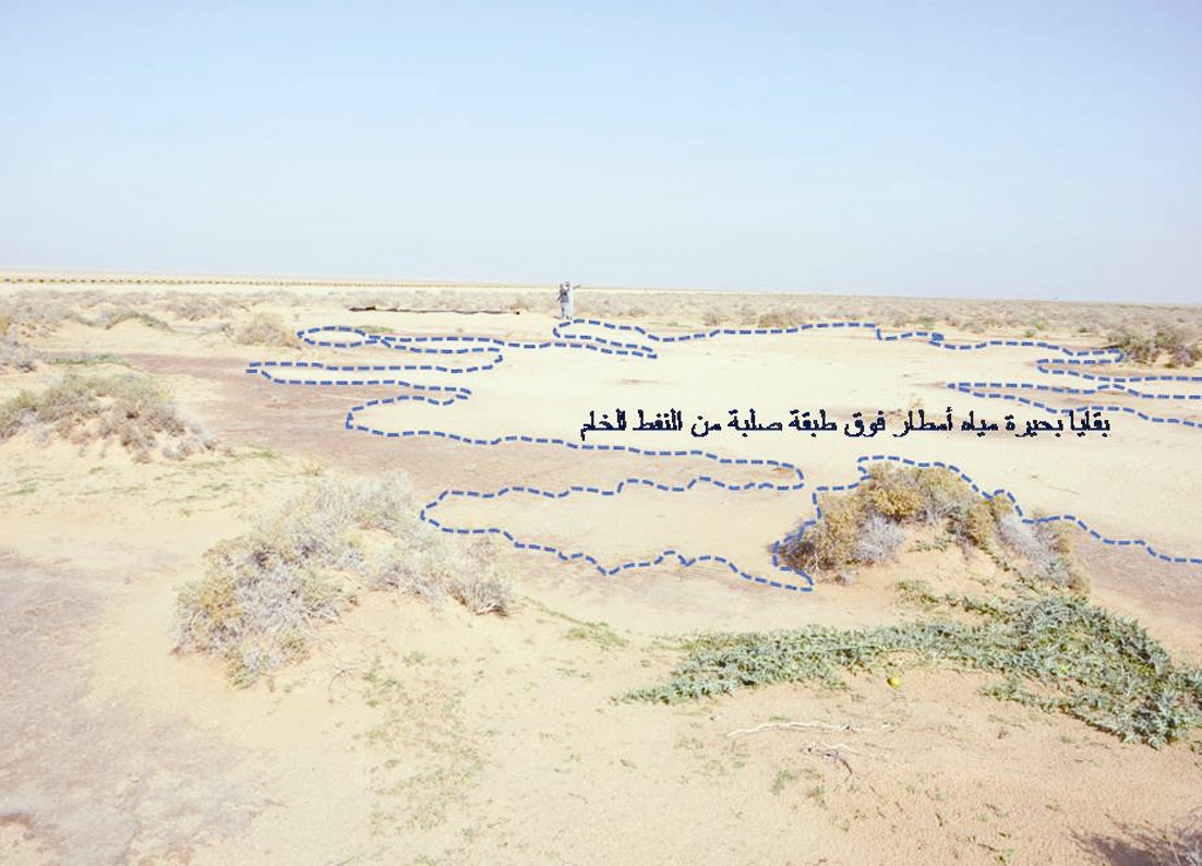 بقايا مياه الأمطار في أحد الأودية القاطعة لتلال المطلاع