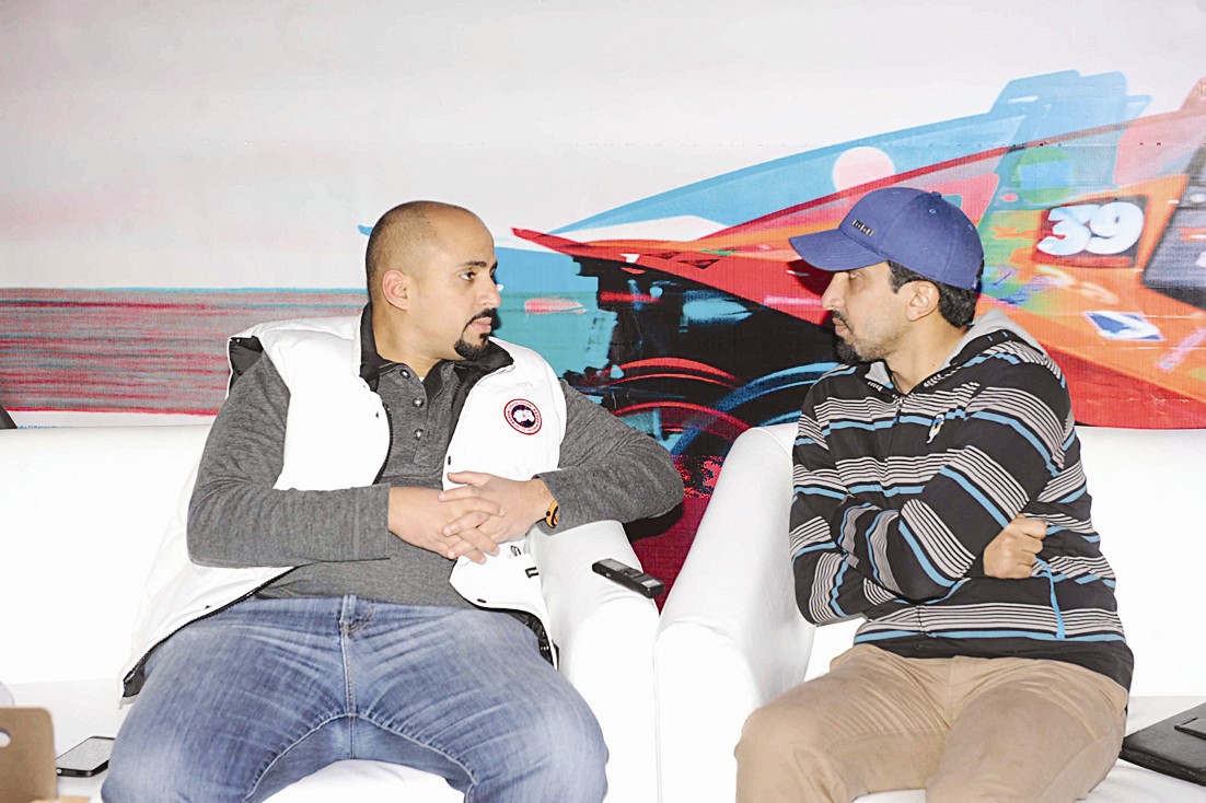 الغانم متحدثا للزميل غانم السليماني