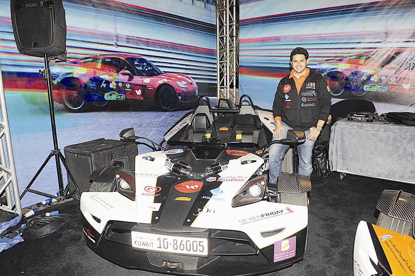 الفريح امام سيارته «السبورت» (تصوير جلال معوض)