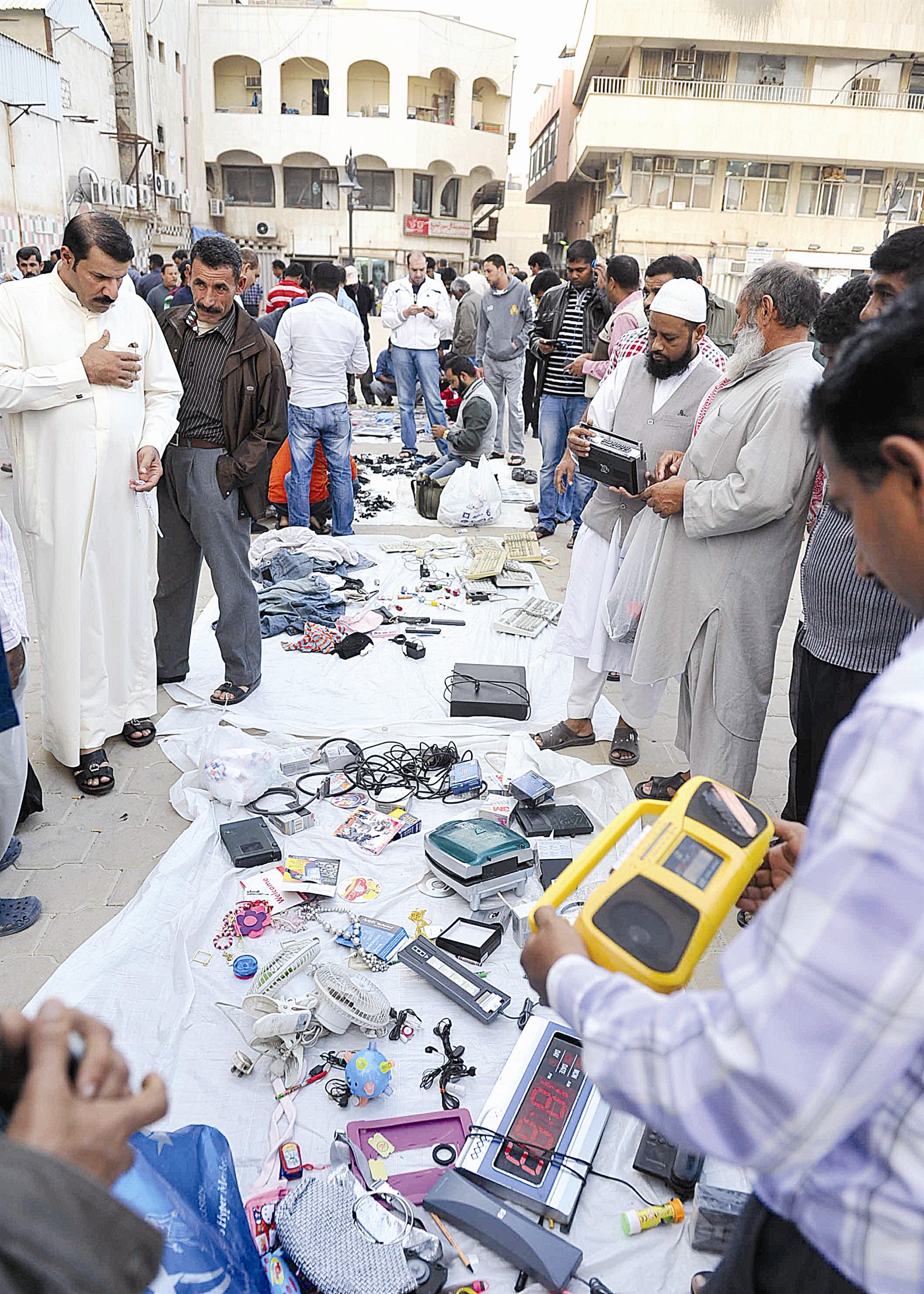 سلع مختلفة مقلدة على أرصفة السوق