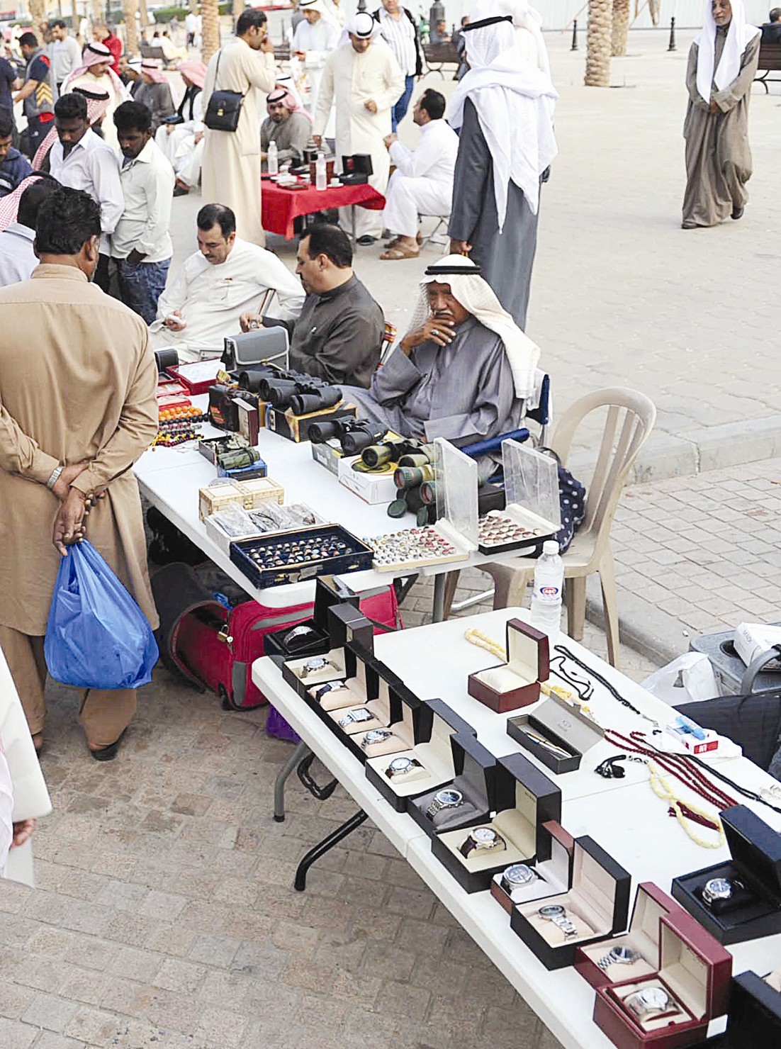 ساعات وكاميرات