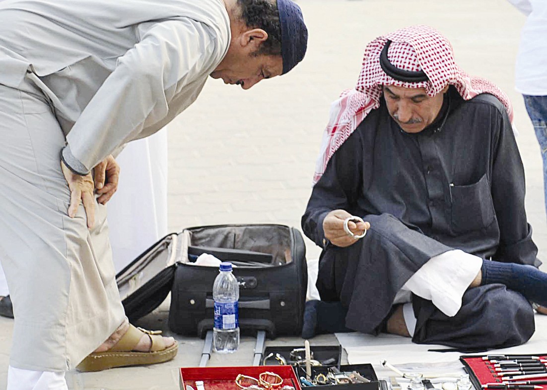 يتفقد نوعية احدى الساعات