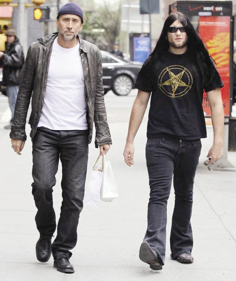 يسير مع ابنه البكر في الشارع