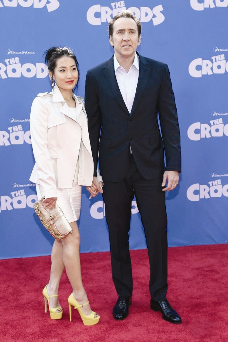 بصحبة زوجته على السجادة الحمراء