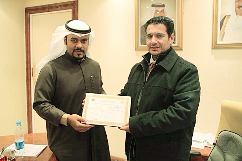 محمد الديحاني متسلماً جائزة افضل مشروع