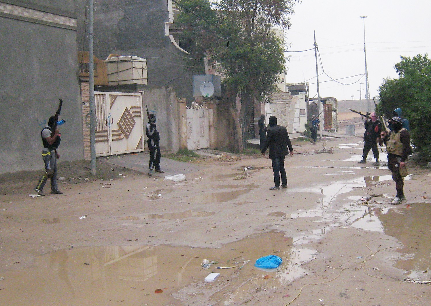 u0645u0633u0644u062du0648u0646 u0645u0646u062au0634u0631u0648u0646 u0641u064a u0627u0644u0641u0644u0648u062cu0629 ( u0627 u0628)