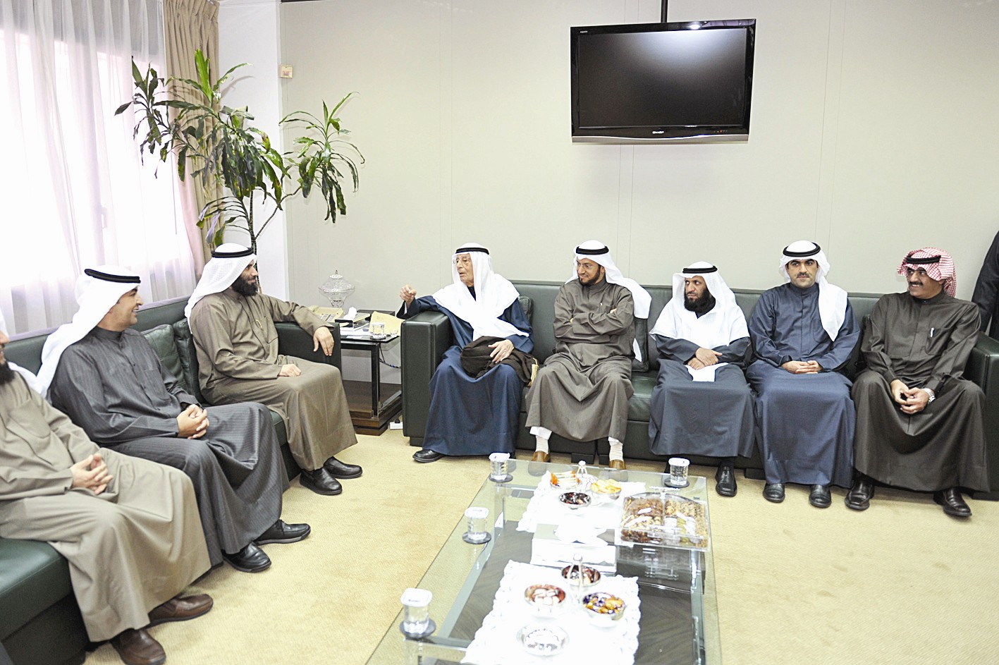 الوزير متوسطا عددا من المهنئين