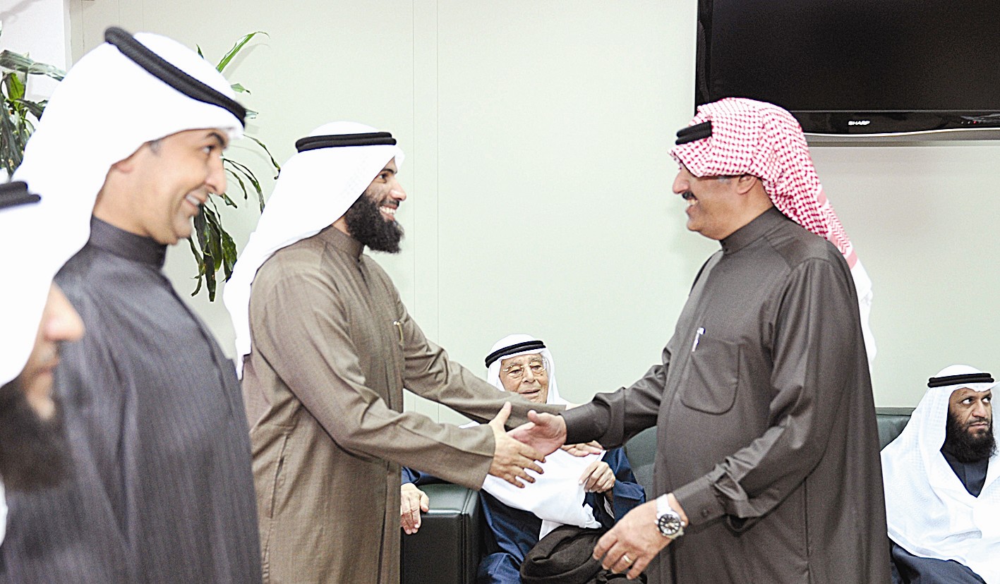 u0627u0644u0648u0632u064au0631 u0627u0644u0639u062cu0645u064a u064au062au0644u0642u0649 u062au0647u0627u0646u064a u0645u0648u0638u0641u064a u0648u0632u0627u0631u062au064a u0627u0644u0639u062fu0644 u0648u0627u0644u0623u0648u0642u0627u0641 (u062au0635u0648u064au0631 u062cu0627u0633u0645 u0628u0627u0631u0648u0646)