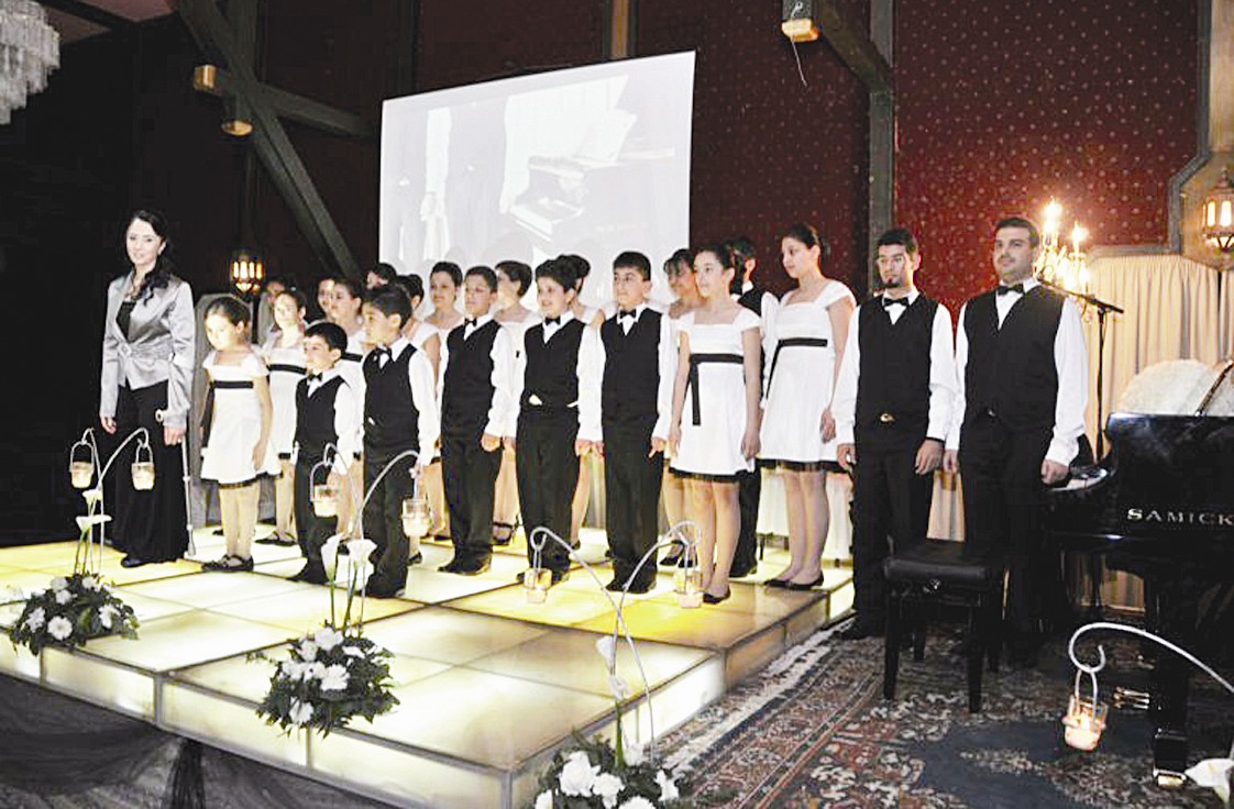 مع طلابها على المسرح