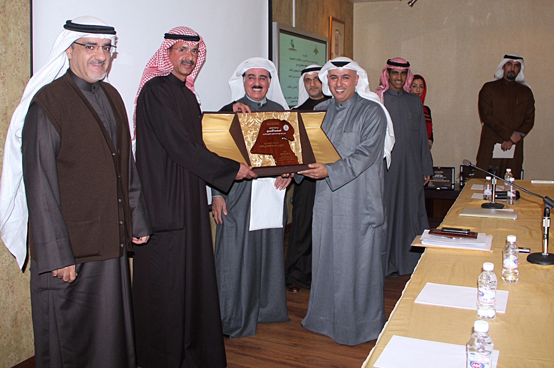 الأثري متسلما درعا تكريمية من المطوع