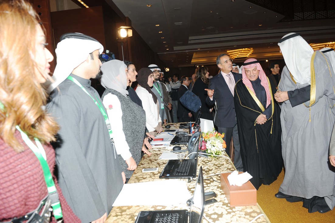 الوزيران يجولان في المعرض الإعلامي المرافق  (تصوير جلال معوض)