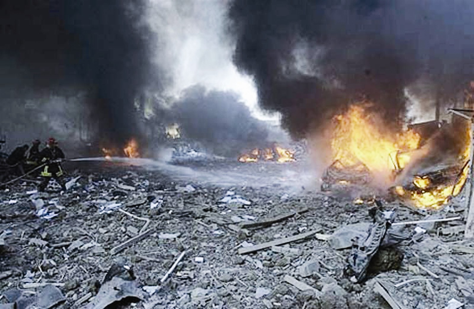 آثار الانفجار الضخم الذي اودى بحياة الحريري