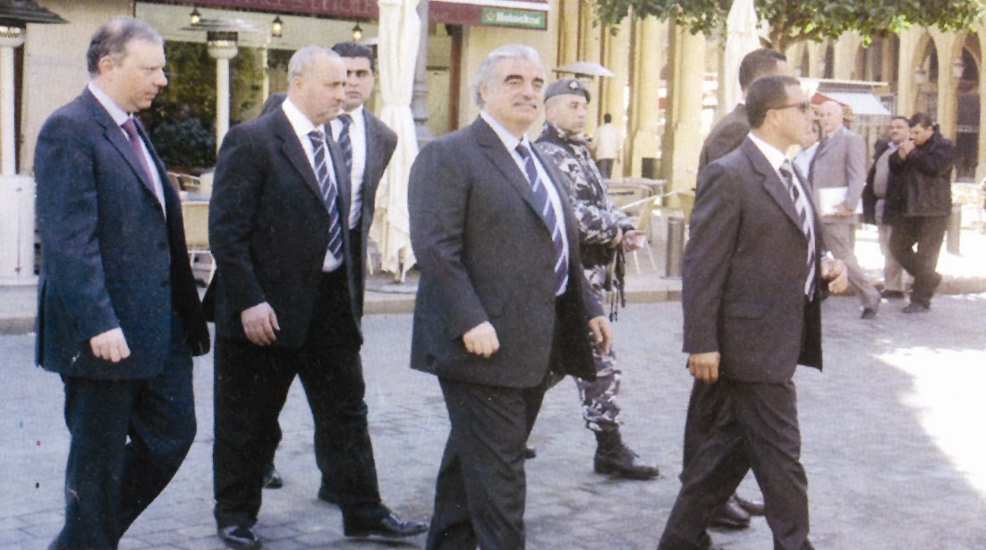 3 صور تظهر الحريري قبل اغتياله ... الاولى في مقر البرلمان اللبناني والثانية امام احد المقاهي والثالثة مغادراً قبل ... استشهاده