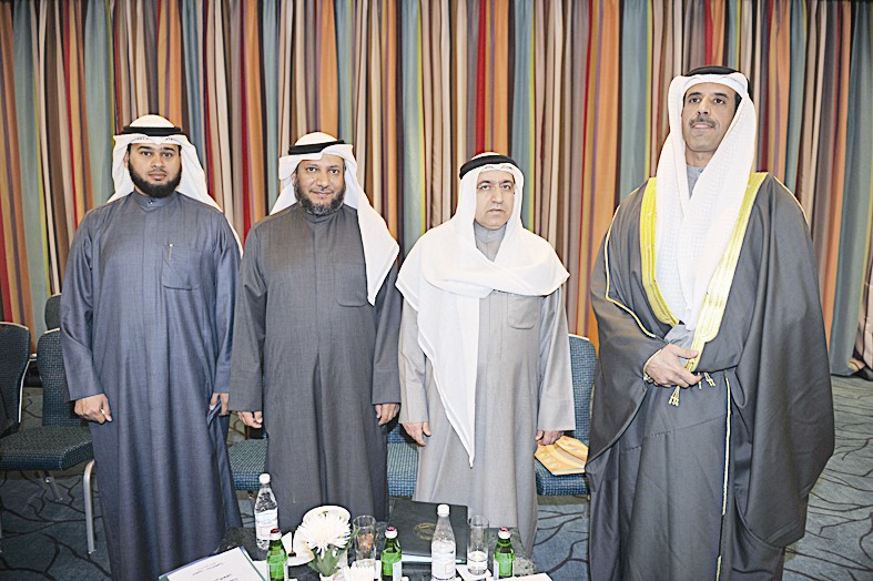 الجسار متوسطاً بعض نظرائه الخليجين  (تصوير نور هنداوي)